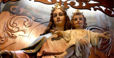 Oración a María Auxiliadora: Invoca Su Bendición con esta Poderosa Oración 7 Oración a María Auxiliadora: Invoca Su Bendición con esta Poderosa Oración