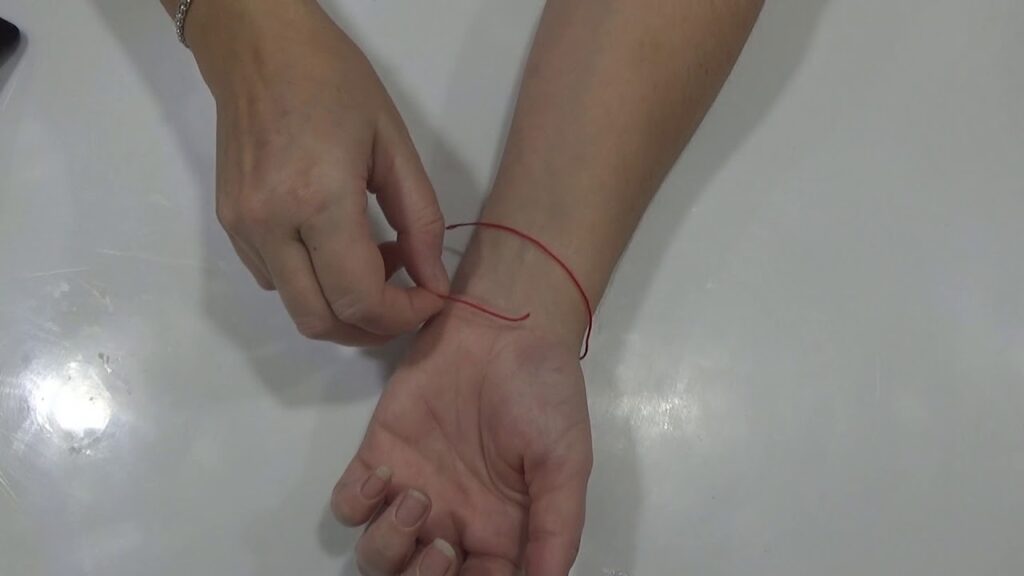 Cómo Hacer una Pulsera Roja de 7 Nudos: Guía Paso a Paso 1 Cómo Hacer una Pulsera Roja de 7 Nudos: Guía Paso a Paso
